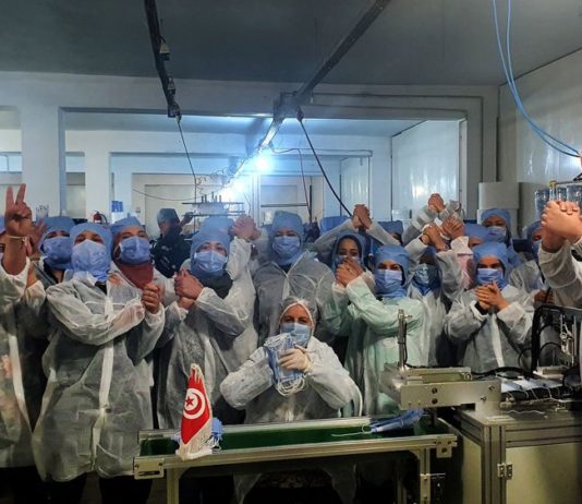 Tunisie:Des ouvriers se confinent à nouveau pour fabriquer des masques